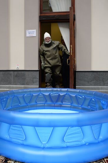 Глава ЦИК РФ Владимир Чуров принял участие в акции Ice Bucket Challenge