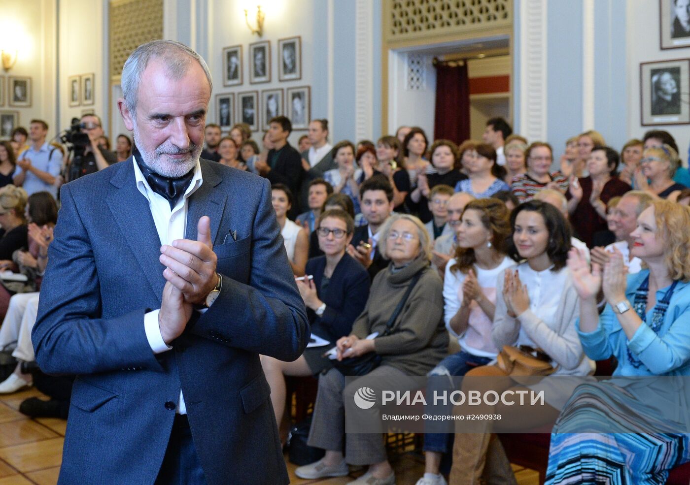 Сбор труппы театра им. Е.Вахтангова в Москве