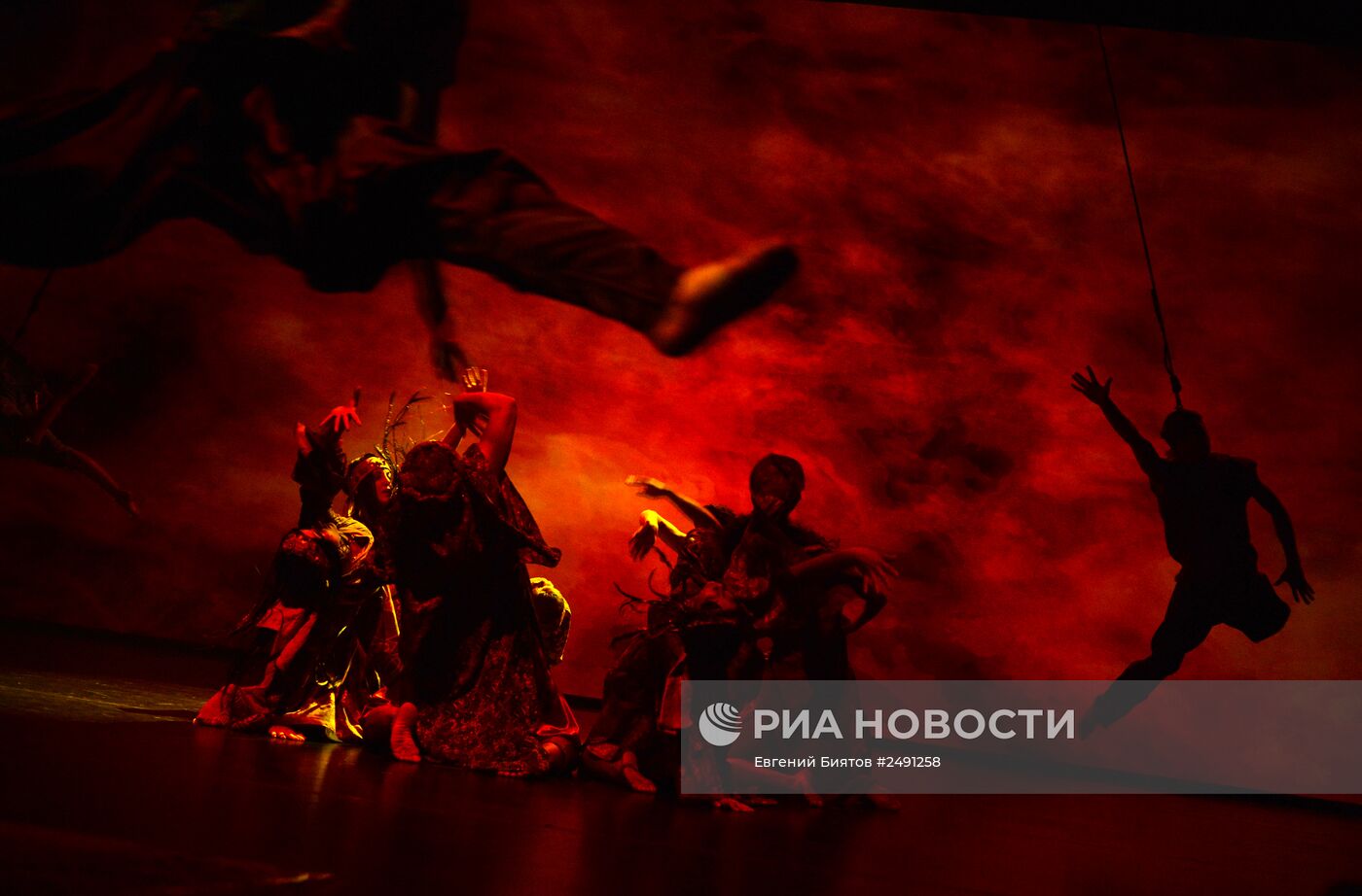 Акция "Пикник с Полой Негри" в Театре Российской Армии