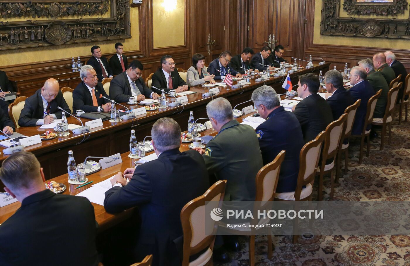 Встреча министра обороны РФ С.Шойгу с главой минобороны Малайзии Х.Хусейном
