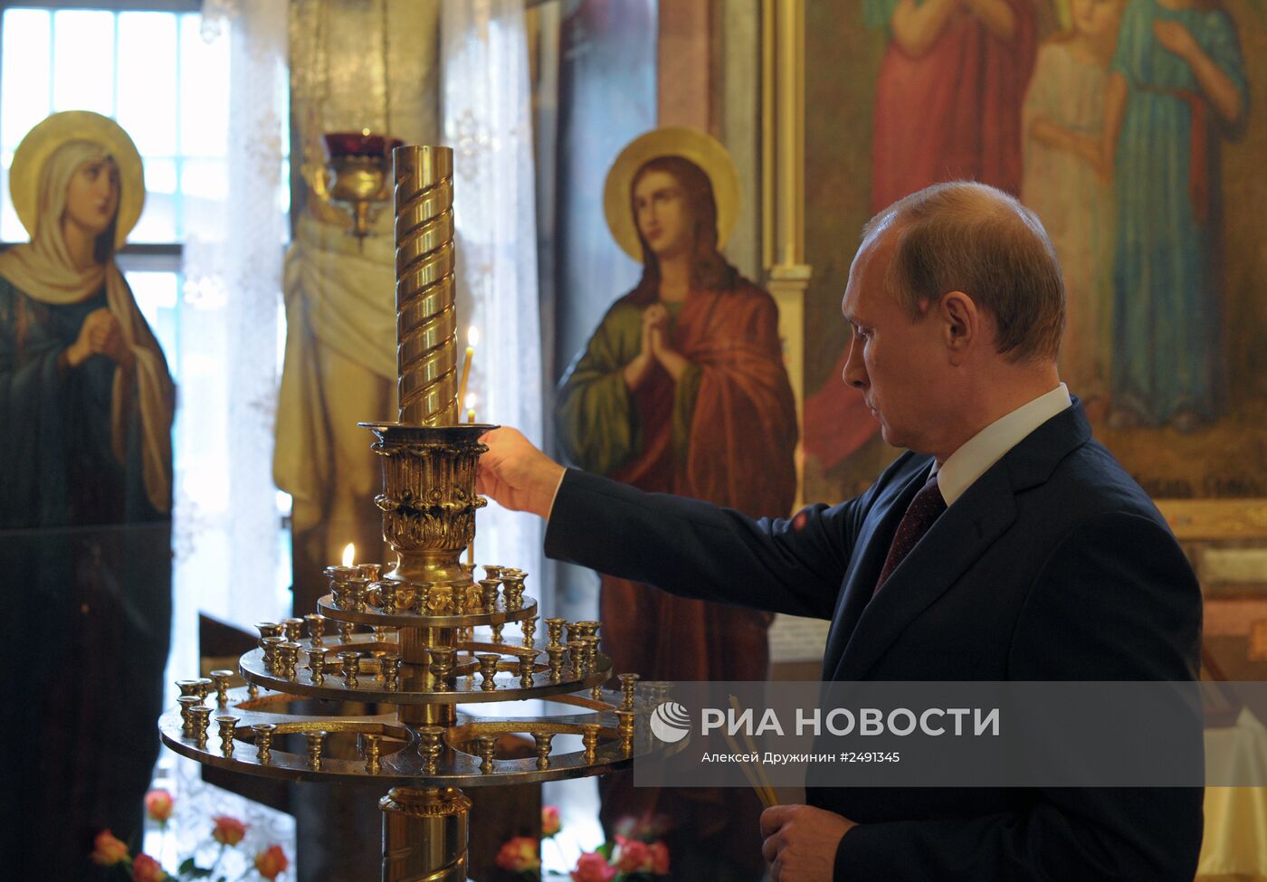 В.Путин посетил церковь Троицы Живоначальной на Воробьевых горах