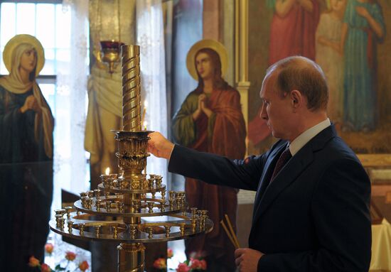 В.Путин посетил церковь Троицы Живоначальной на Воробьевых горах