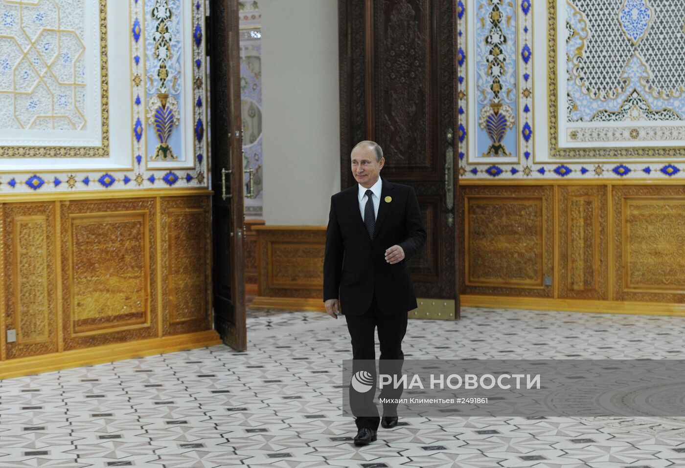 В.Путин принимает участие в саммите ШОС в Душанбе
