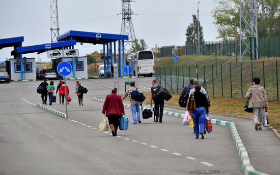 Украинские беженцы на погранпереходе в Ростовской области