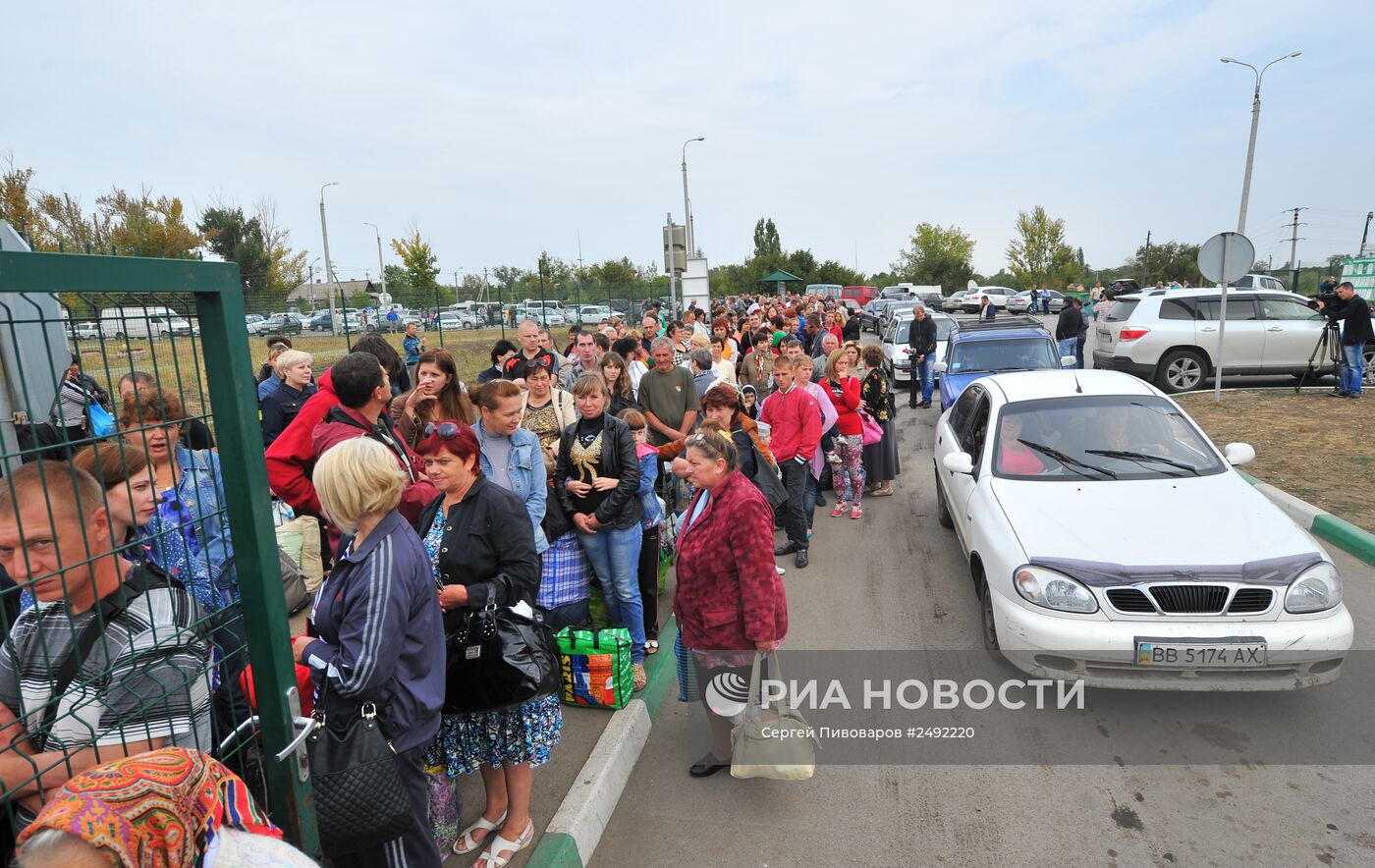 Украинские беженцы на погранпереходе в Ростовской области