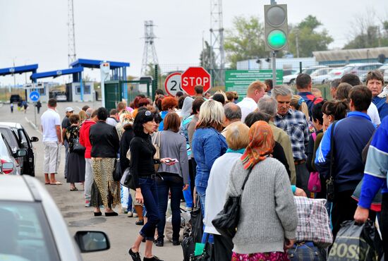 Украинские беженцы на погранпереходе в Ростовской области