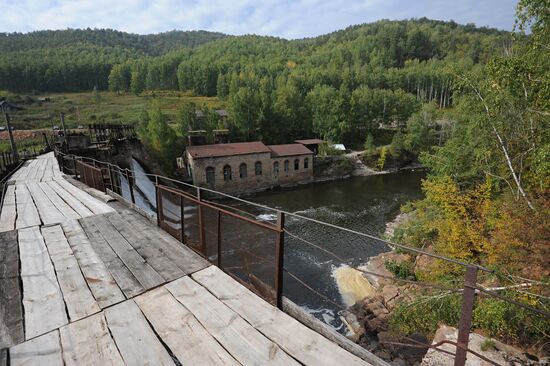 Старейшая действующая гидроэлектростанция "Пороги" на реке Большая Сатка