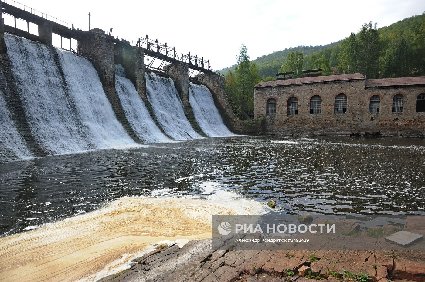 Старейшая действующая гидроэлектростанция "Пороги" на реке Большая Сатка