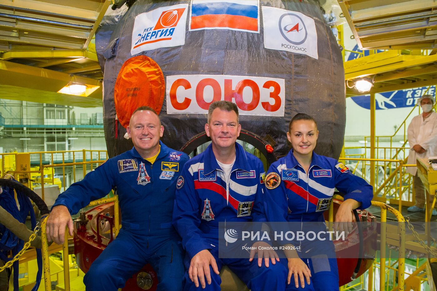 Осмотр космического корабля и примерка скафандров экипажем корабля "Союз ТМА-14М"