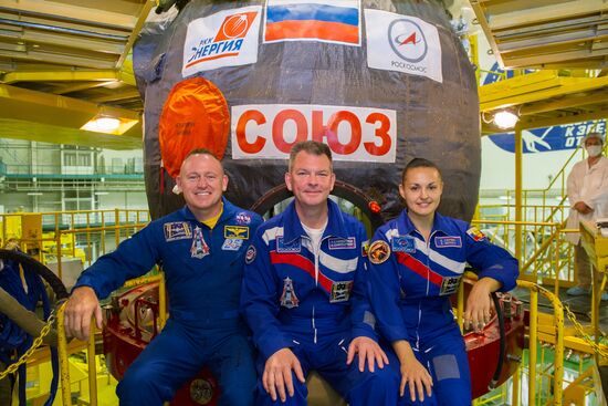 Осмотр космического корабля и примерка скафандров экипажем корабля "Союз ТМА-14М"