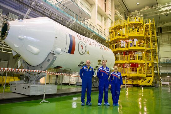 Осмотр космического корабля и примерка скафандров экипажем корабля "Союз ТМА-14М"