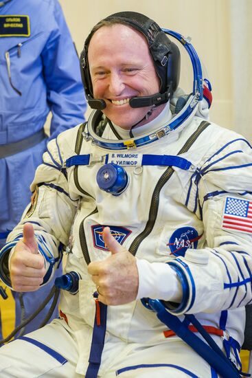 Осмотр космического корабля и примерка скафандров экипажем корабля "Союз ТМА-14М"