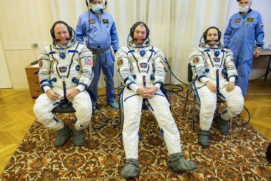 Осмотр космического корабля и примерка скафандров экипажем корабля "Союз ТМА-14М"