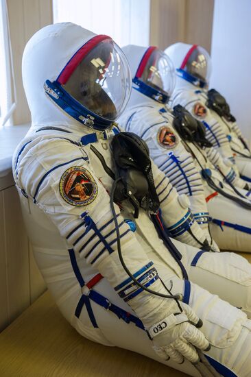 Осмотр космического корабля и примерка скафандров экипажем корабля "Союз ТМА-14М"