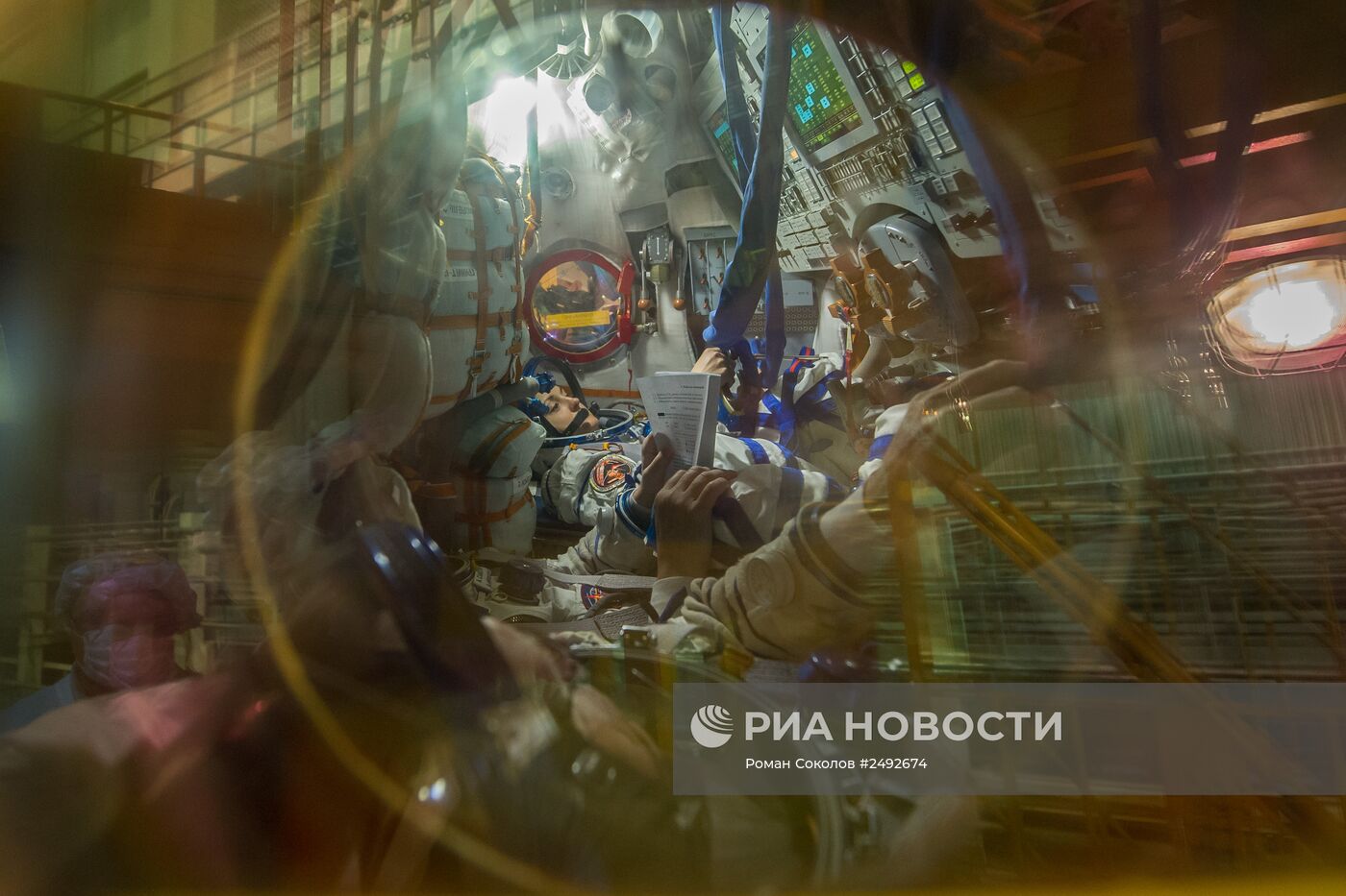 Осмотр космического корабля и примерка скафандров экипажем корабля "Союз ТМА-14М"