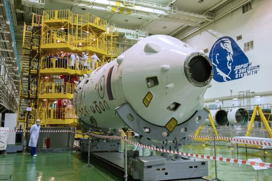 Осмотр космического корабля и примерка скафандров экипажем корабля "Союз ТМА-14М"