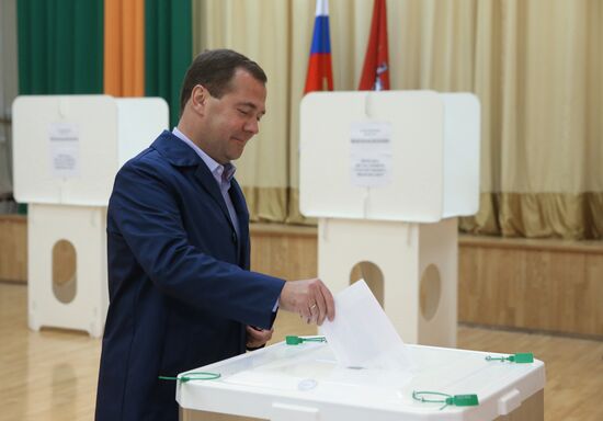 Д.Медведев проголосовал на выборах в Мосгордуму