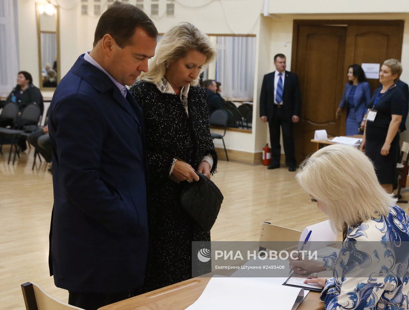 Д.Медведев проголосовал на выборах в Мосгордуму