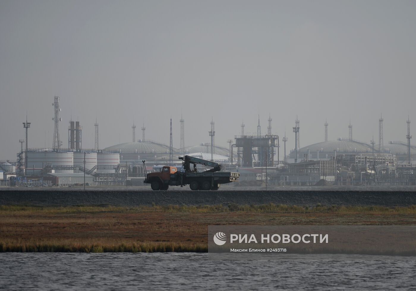 Нефтянные хранилища на побережье Карского моря