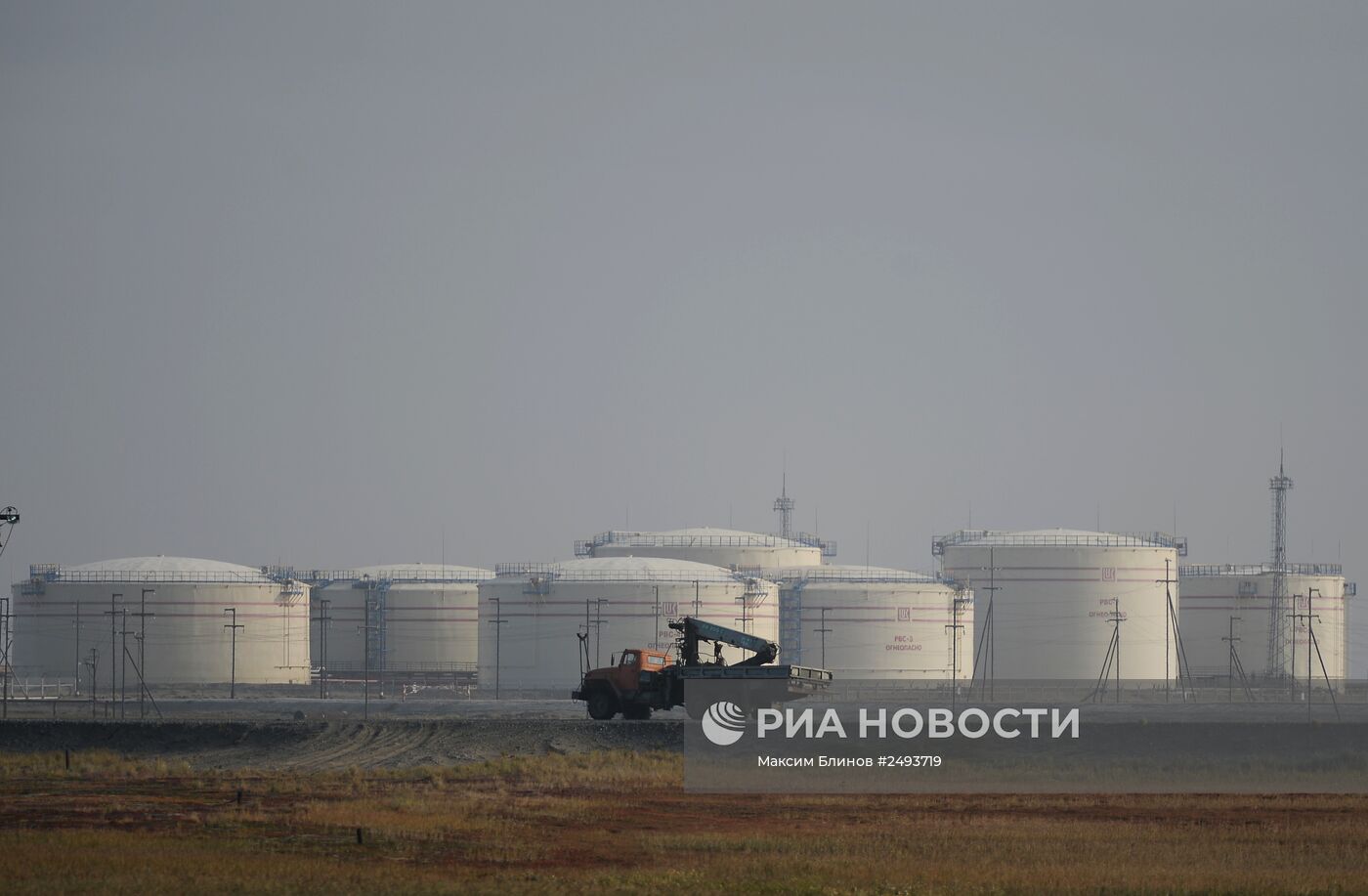Нефтянные хранилища на побережье Карского моря