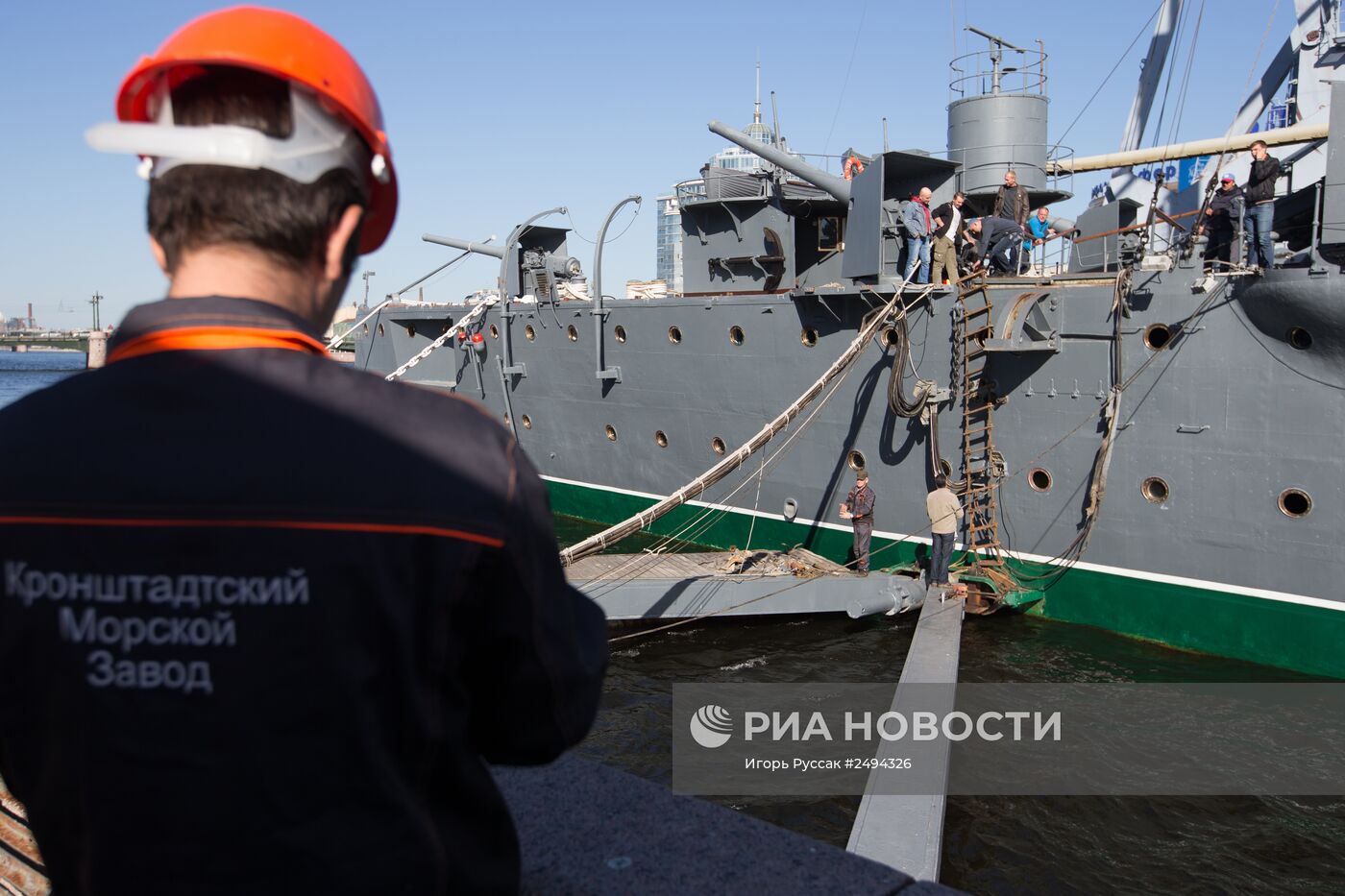 Подготовительные работы к буксировке на ремонт на крейсере "Аврора"