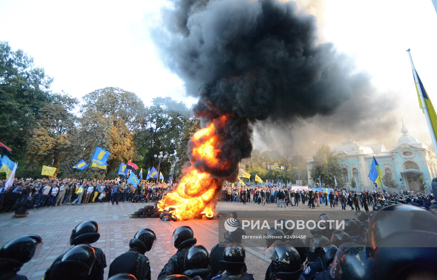 Пикет в поддержку закона о люстрации власти в Киеве