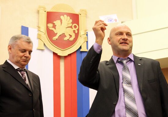 Вручение удостоверений депутатам Госсовета Республики Крым первого созыва