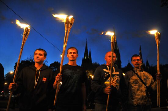 Факельное шествие памяти жертв сталинских репрессий во Львове