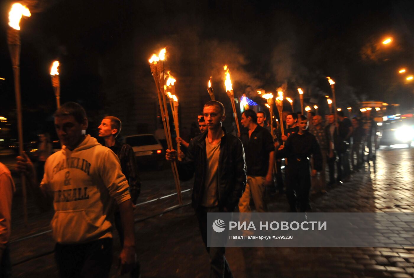 Факельное шествие памяти жертв сталинских репрессий во Львове