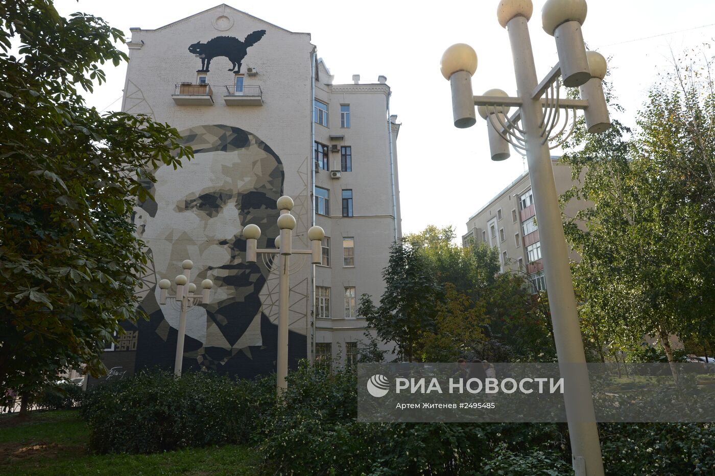 Портрет М.А. Булгакова на фасаде дома в Москве