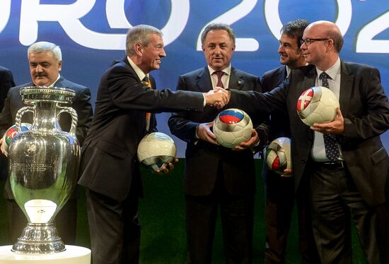 Церемония объявления городов-организаторов ЧЕ-2020 по футболу