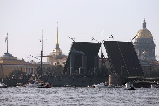 Буксировка крейсера "Авроры" на ремонт