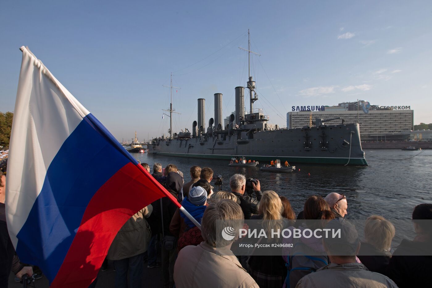 Буксировка крейсера "Авроры" на ремонт