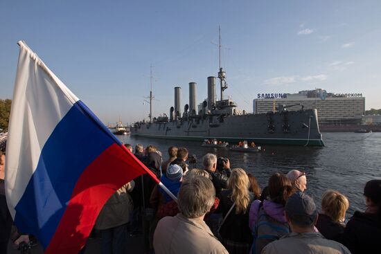 Буксировка крейсера "Авроры" на ремонт