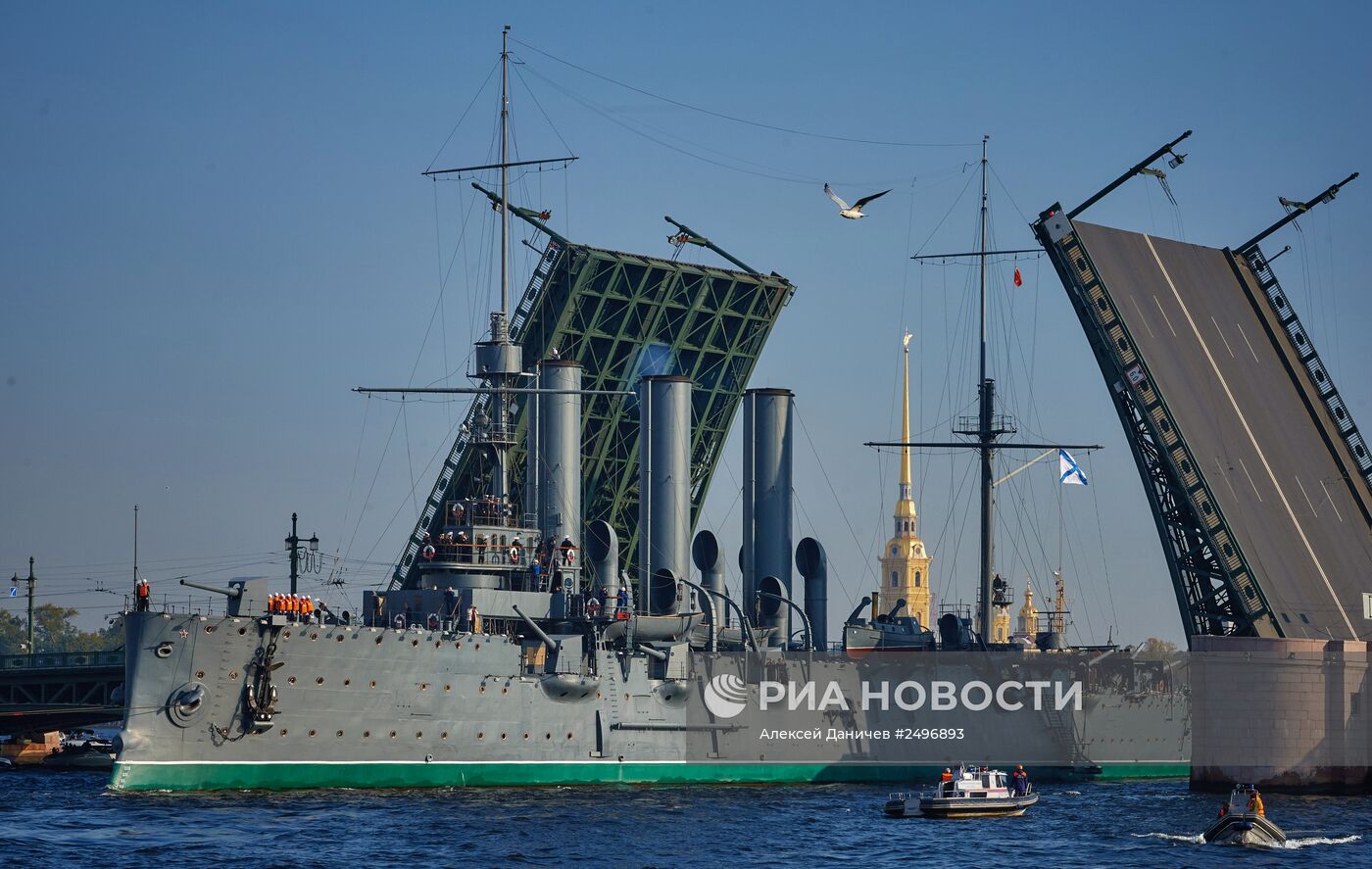 Буксировка крейсера "Авроры" на ремонт
