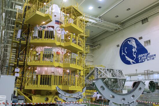 Заключительный осмотр космического корабля и ракетоносителя экипажем корабля "Союз ТМА-14М"