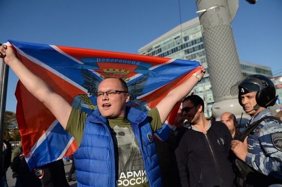 Пикет сторонников Новороссии против акции оппозиции "Марш мира"