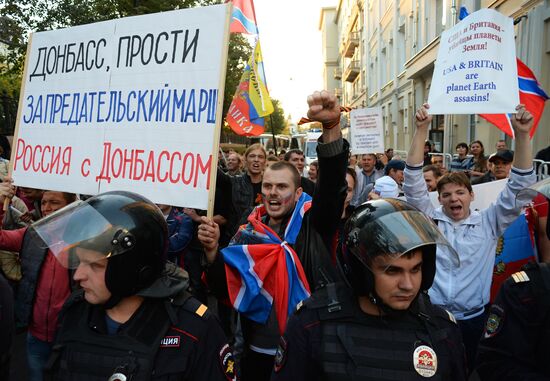 Пикет сторонников Новороссии против акции оппозиции "Марш мира"