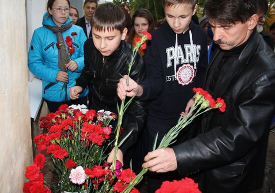 Мемориальную доску в память о погибшем на Украине А.Стенине установили в городе Печора