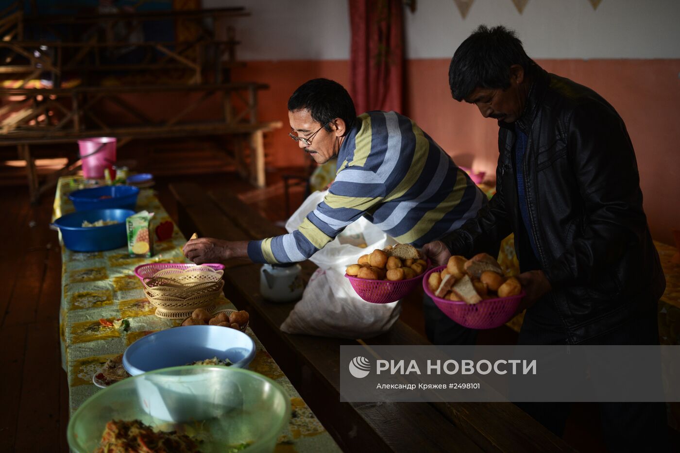 Празднование золотой свадьбы в семье алтайских казахов Дюсенби и Марии Кобдобаевых