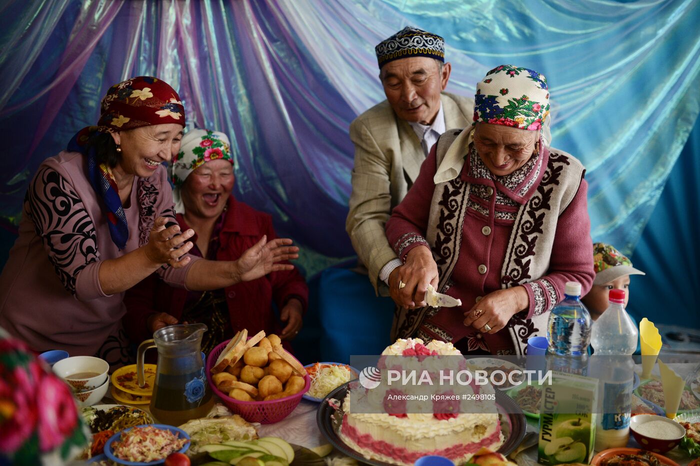 Празднование золотой свадьбы в семье алтайских казахов Дюсенби и Марии Кобдобаевых