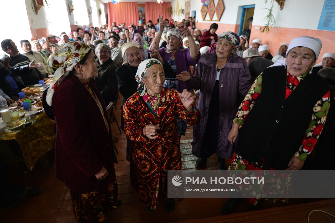 Празднование золотой свадьбы в семье алтайских казахов Дюсенби и Марии Кобдобаевых