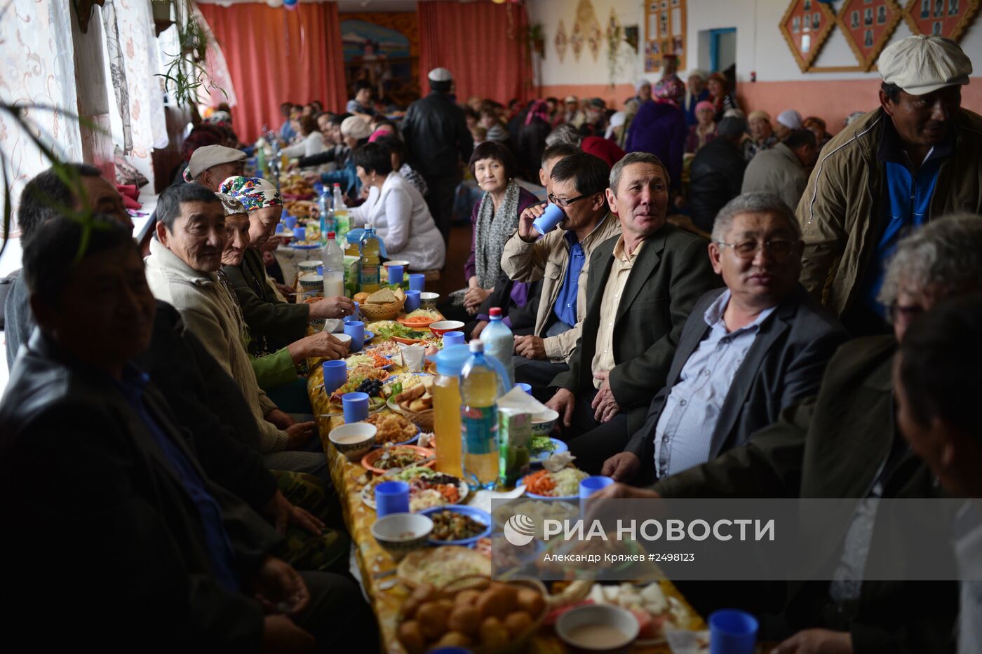 Празднование золотой свадьбы в семье алтайских казахов Дюсенби и Марии Кобдобаевых