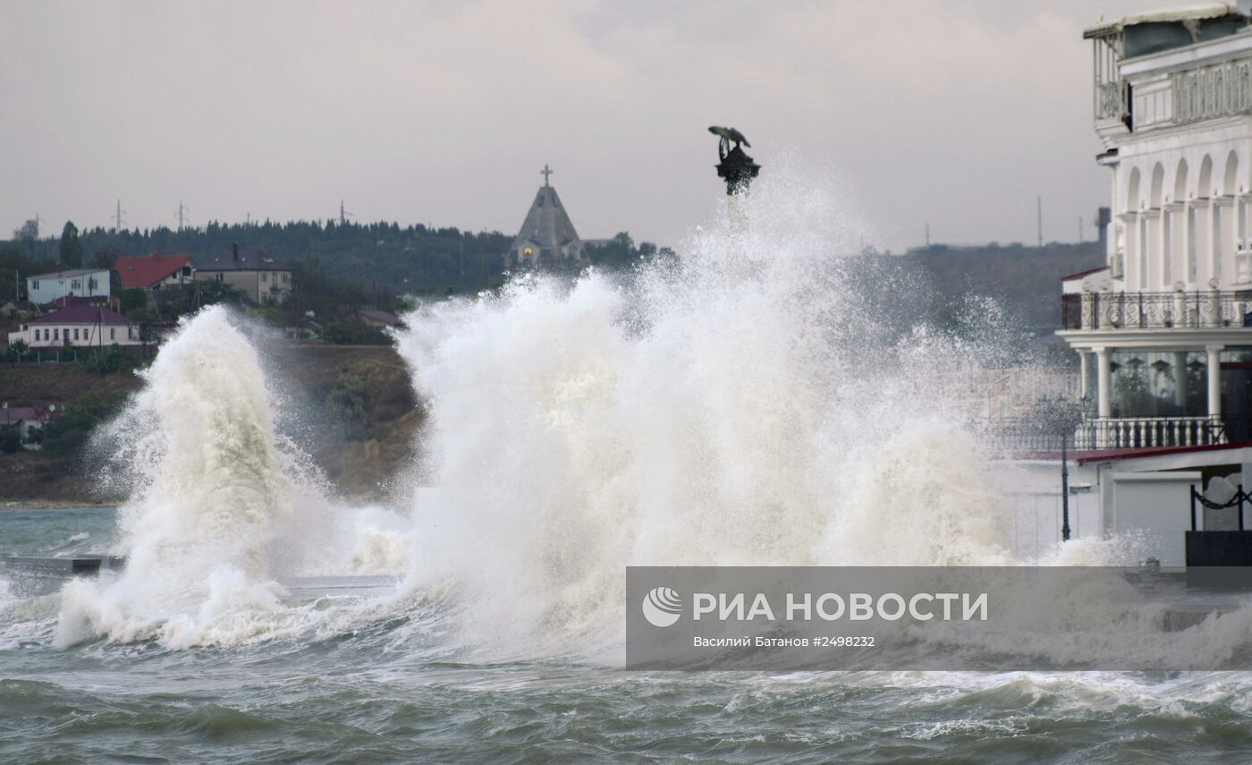Сильный шторм в Севастополе