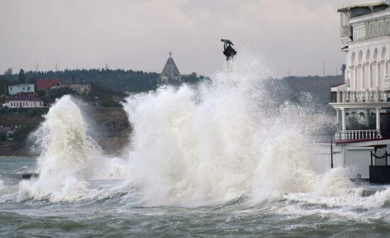 Сильный шторм в Севастополе