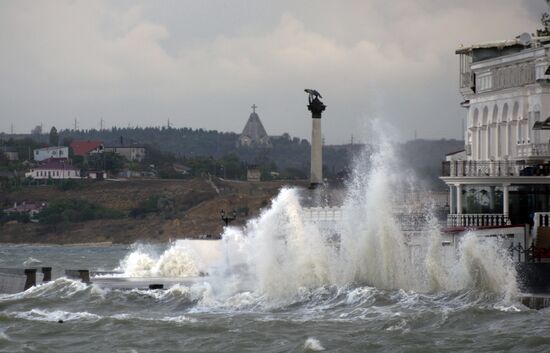 Сильный шторм в Севастополе