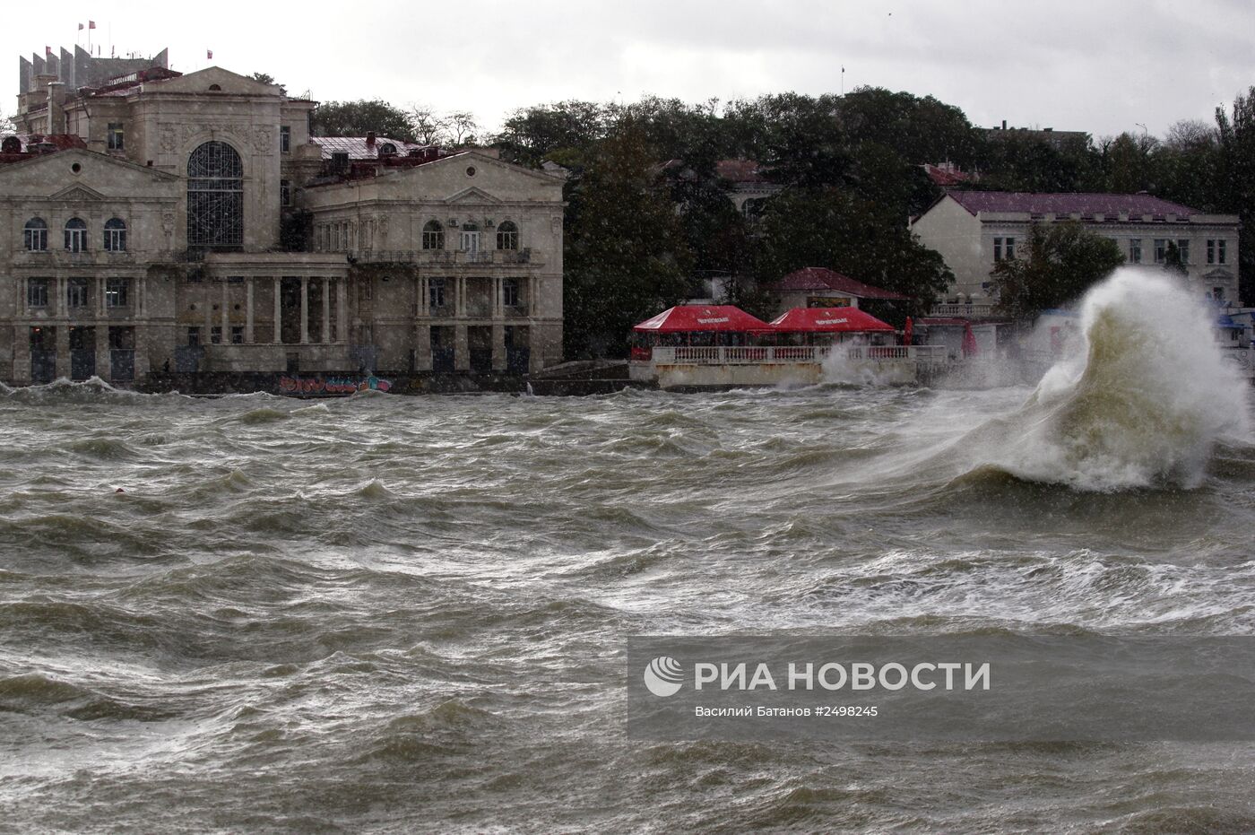 Сильный шторм в Севастополе