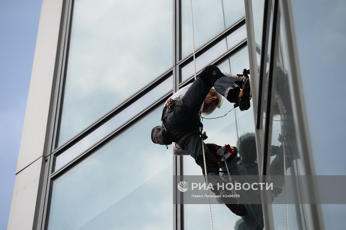 Человек-паук Ален Робер покорил небоскреб "Высоцкий"