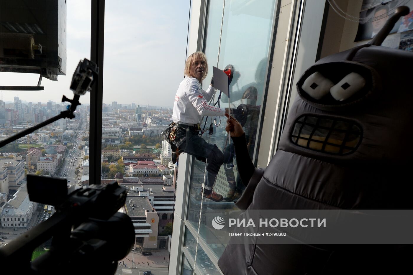 Человек-паук Ален Робер покорил небоскреб "Высоцкий"