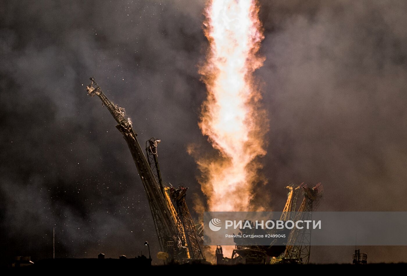 Старт ракеты "Союз ТМА-14М" на космодроме "Байконур"